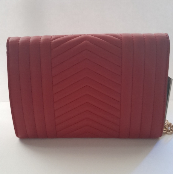 Badgley Mischka V Quilting Center Crossbody Clutch with Gold Chain - Picture 8 of 8